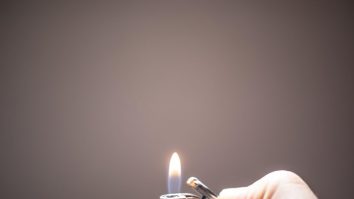 Un experiment îți arată cât de„generoși“ sunt românii când un puști de 13 ani cere „un foc“