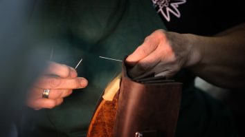 Meşteşugul pielăritului, din nou la modă. Cum arată gențile create de Sebastian Roncea