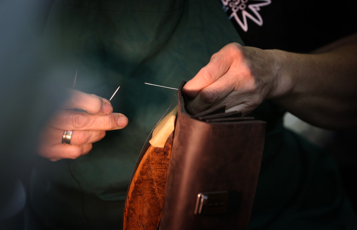 Meşteşugul pielăritului, din nou la modă. Cum arată gențile create de Sebastian Roncea