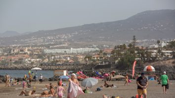 Româncă din Tenerife: „Pandemia a închis hotelurile şi mulţi români sunt în şomaj tehnic”