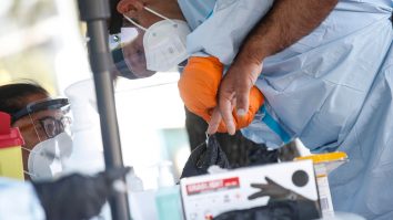 Un bărbat din Craiova se plimbă în voie, deși soția lui a fost diagnosticată cu Covid-19 după ce a murit