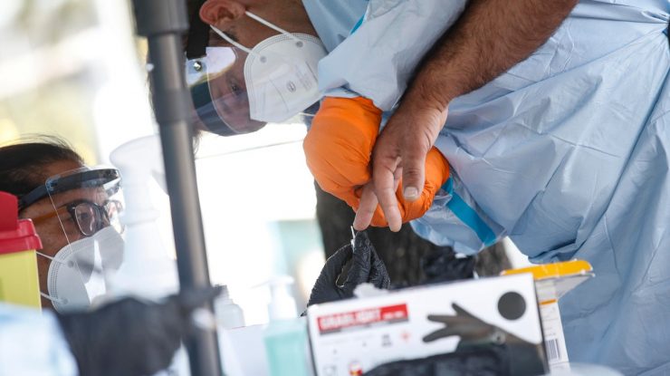 Un bărbat din Craiova se plimbă în voie, deși soția lui a fost diagnosticată cu Covid-19 după ce a murit