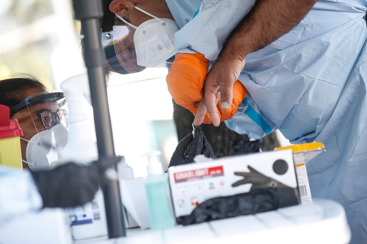 Un bărbat din Craiova se plimbă în voie, deși soția lui a fost diagnosticată cu Covid-19 după ce a murit