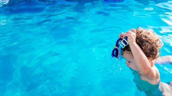 Cât te costă să-ţi înveţi bebeluşul să înoate