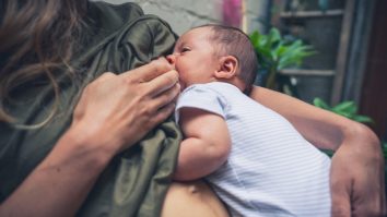 Poți alăpta în siguranță în pandemie? Opiniile specialiștilor sunt contradictorii