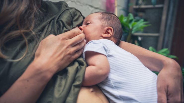 Poți alăpta în siguranță în pandemie? Opiniile specialiștilor sunt contradictorii
