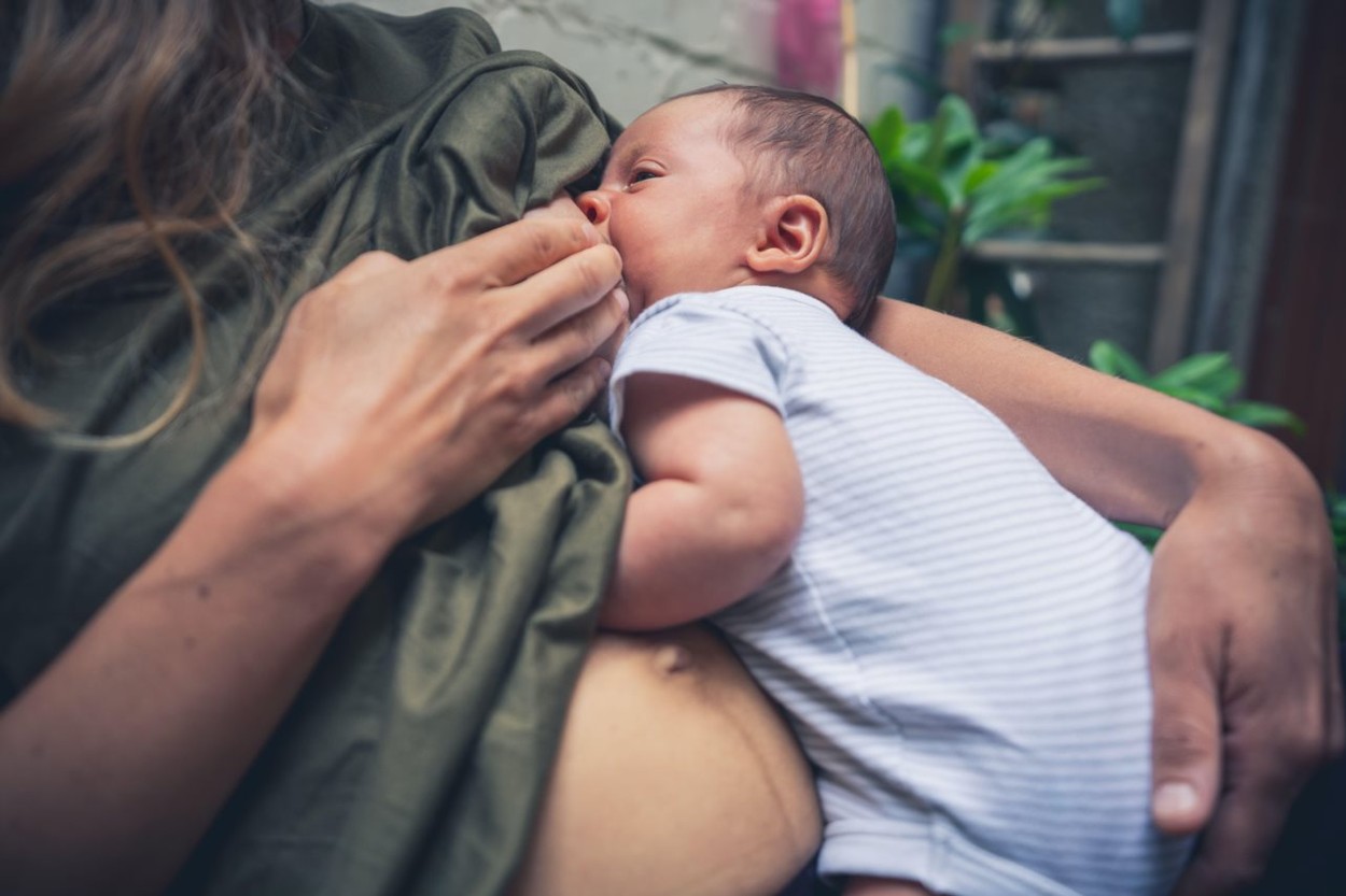 Poți alăpta în siguranță în pandemie? Opiniile specialiștilor sunt contradictorii