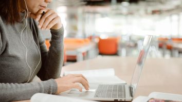 Dacă nu te întorci la birou, dar nici nu mai vrei acasă, uite alternativa: spaţiile de co-working