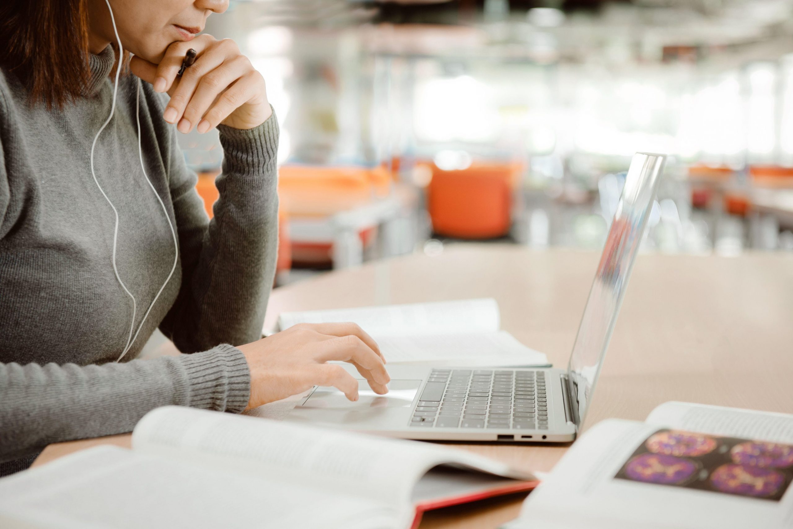 Dacă nu te întorci la birou, dar nici nu mai vrei acasă, uite alternativa: spaţiile de co-working