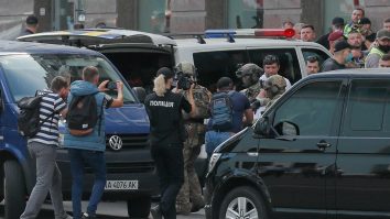 Un ucrainean amenință că aruncă în aer clădirea unei bănci din Kiev