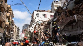 Momentul în care trei pompieri încearcă să intre în depozit înainte de explozia din Beirut