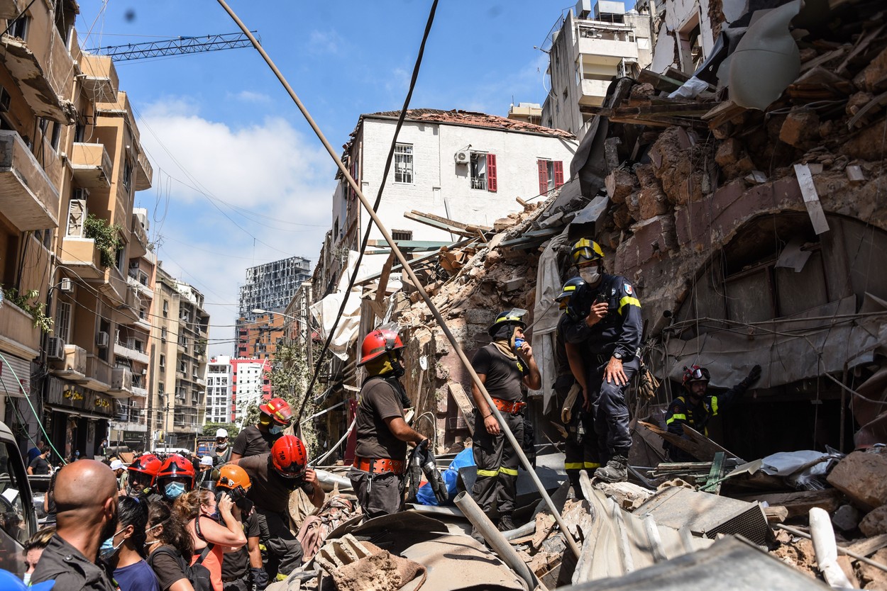 Momentul în care trei pompieri încearcă să intre în depozit înainte de explozia din Beirut