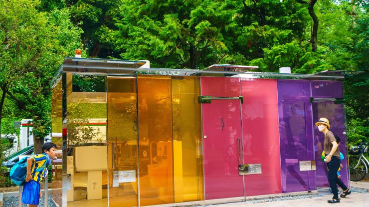 Tokio a instalat primele toalete publice transparente în parcuri. Care este motivul