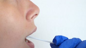 Studenţii belgieni îşi vor face singuri teste de salivă, ca parte a unui mare experiment de testare COVID-19