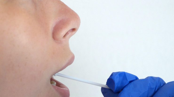 Studenţii belgieni îşi vor face singuri teste de salivă, ca parte a unui mare experiment de testare COVID-19