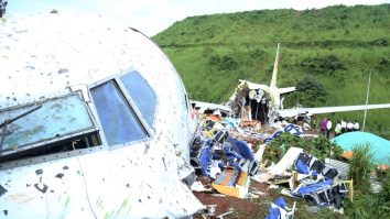 Accidentul aviatic din India.  Cel puțin 18 oameni au murit. Pilot: „E un coșmar să aterizezi pe o astfel de pistă”