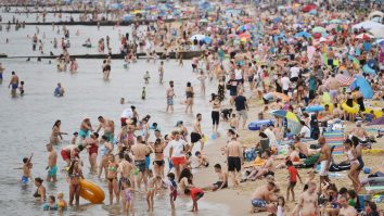 Se bucură de soare, dar uită de distanțare. Sute de persoane s-au înghesuit pe o plajă din Marea Britanie