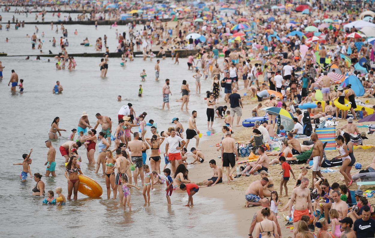 Se bucură de soare, dar uită de distanțare. Sute de persoane s-au înghesuit pe o plajă din Marea Britanie
