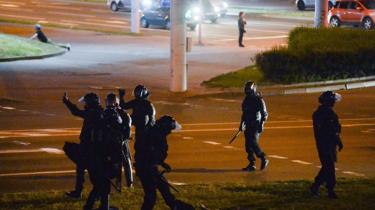 Ce s-a întâmplat în a treia noapte de proteste în Belarus? Pe acoperișurile unor blocuri ar fi fost observați lunetiști