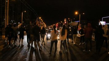 A patra noapte de proteste în Belarus: foști soldați care își aruncă uniformele și prezentatori TV care și-au dat demisia