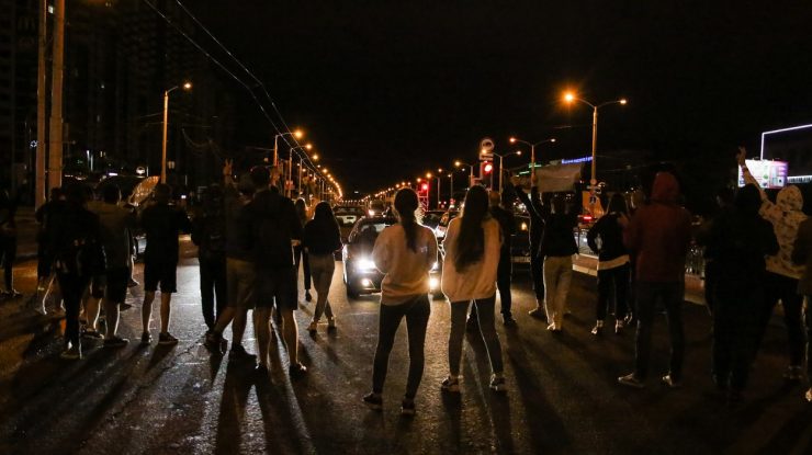 A patra noapte de proteste în Belarus: foști soldați care își aruncă uniformele și prezentatori TV care și-au dat demisia