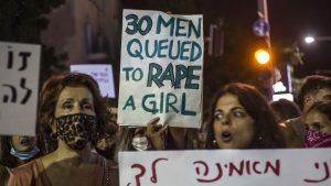 Revoltă în Israel. Violul unei tinere de 16 ani, de către 30 de bărbați, a scos în stradă mii de oameni