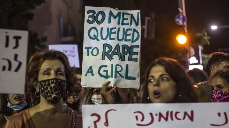 Revoltă în Israel. Violul unei tinere de 16 ani, de către 30 de bărbați, a scos în stradă mii de oameni