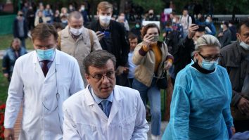 Navalnîi este în comă la spitalul din Omsk. Medicii ruşi spun că nu au găsit urme de otravă