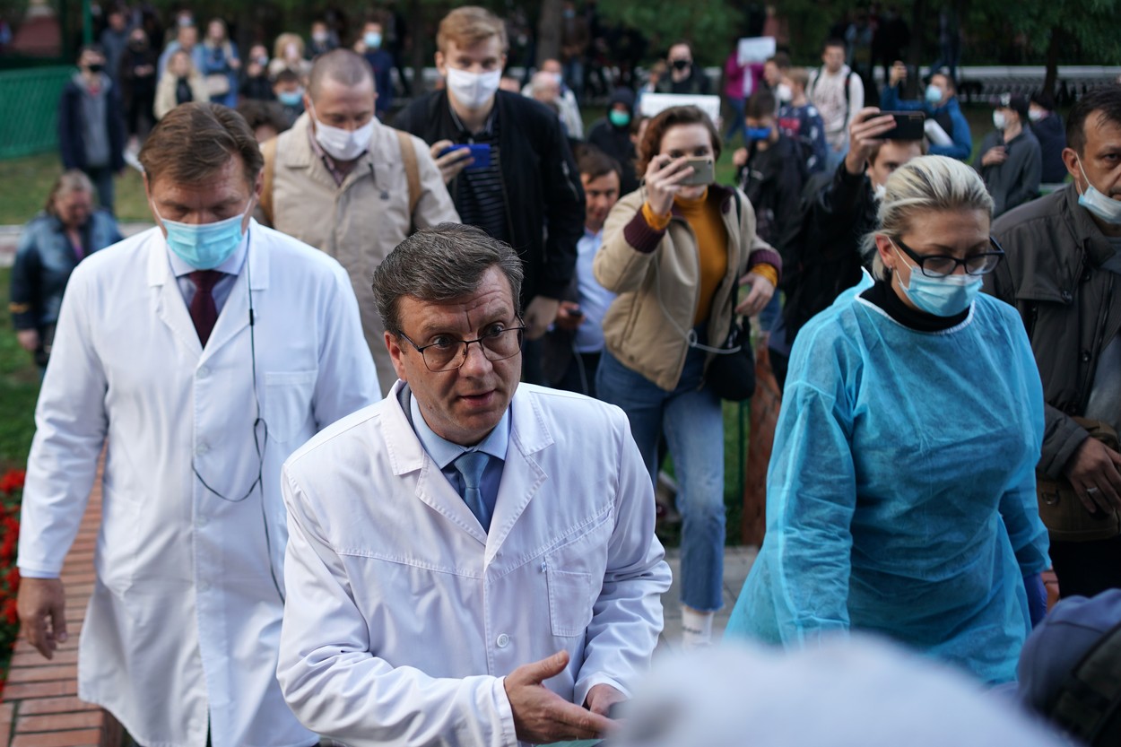 Navalnîi este în comă la spitalul din Omsk. Medicii ruşi spun că nu au găsit urme de otravă