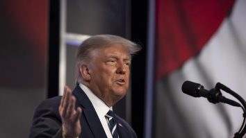 Trump contestă votul prin corespondență, iar Camera Reprezentanților votează un plan de subvenții pentru serviciile poștale