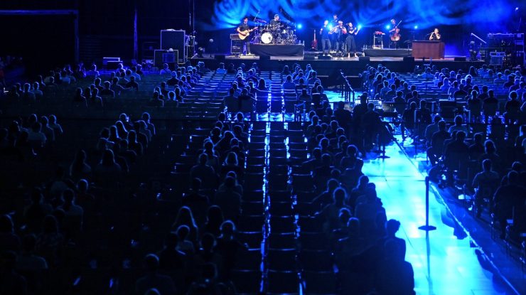 Germanii vor să-ți arate cum se răspândește noul coronavirus la un concert