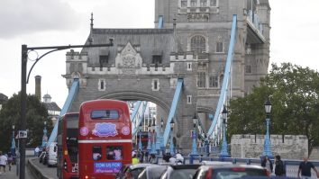 Un bărbat a murit după ce a încercat să salveze o femeie căzută în Tamisa