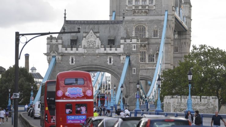 Un bărbat a murit după ce a încercat să salveze o femeie căzută în Tamisa