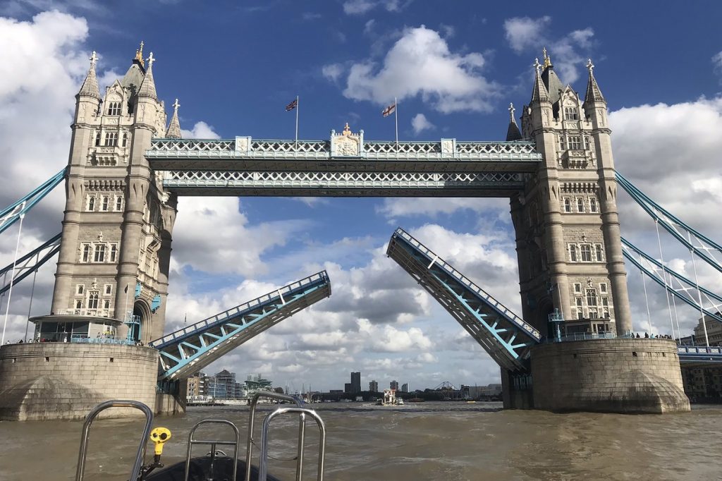 Haos la Londra. Celebrul Tower Bridge s-a blocat în timp ce era suspendat
