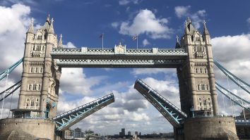 Haos la Londra. Celebrul Tower Bridge s-a blocat în timp ce era suspendat