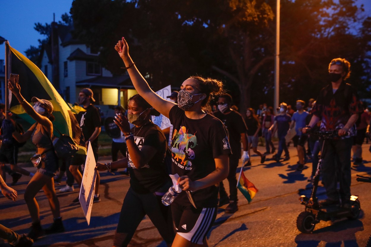 Adolescent acuzat de omor cu intenție în timpul protestelor din Wisconsin