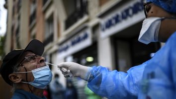 De ce Covidul îi ucide mai mult pe bărbaţi? Iată explicaţii din spatele cifrelor