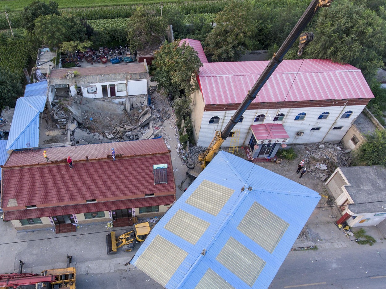 Zeci de persoane au murit în China după ce un restaurant s-a prăbușit