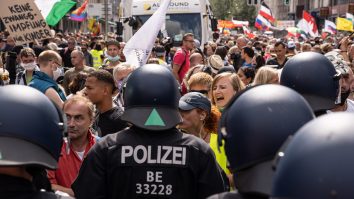 Germanii contestă regulile anti-Covid. Cât de diferite sunt de cele din România?