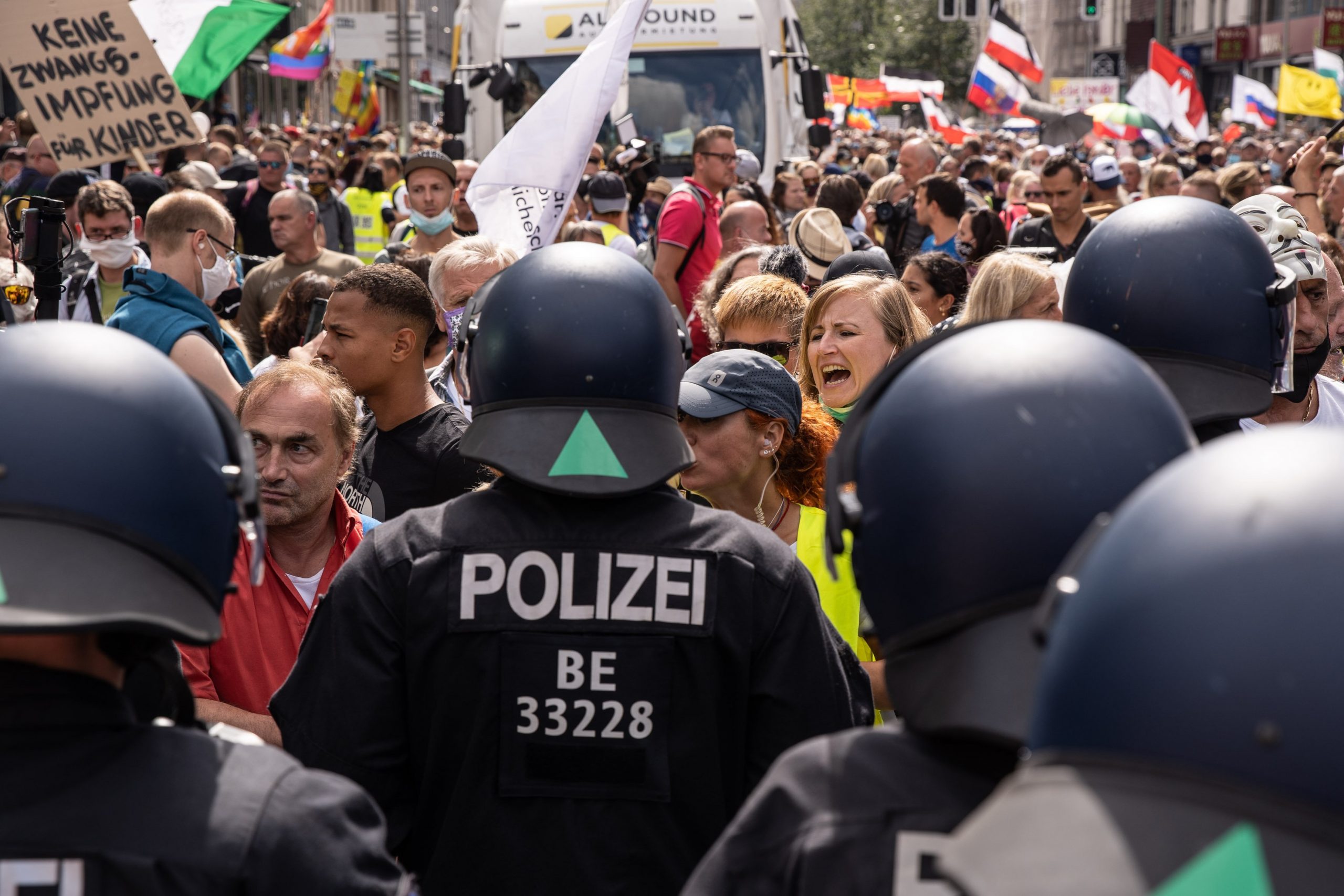 Germanii contestă regulile anti-Covid. Cât de diferite sunt de cele din România?