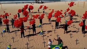 Protest inedit pe o plajă din Brazilia. Motivul pentru care 1000 de baloane roşii au fost înălţate