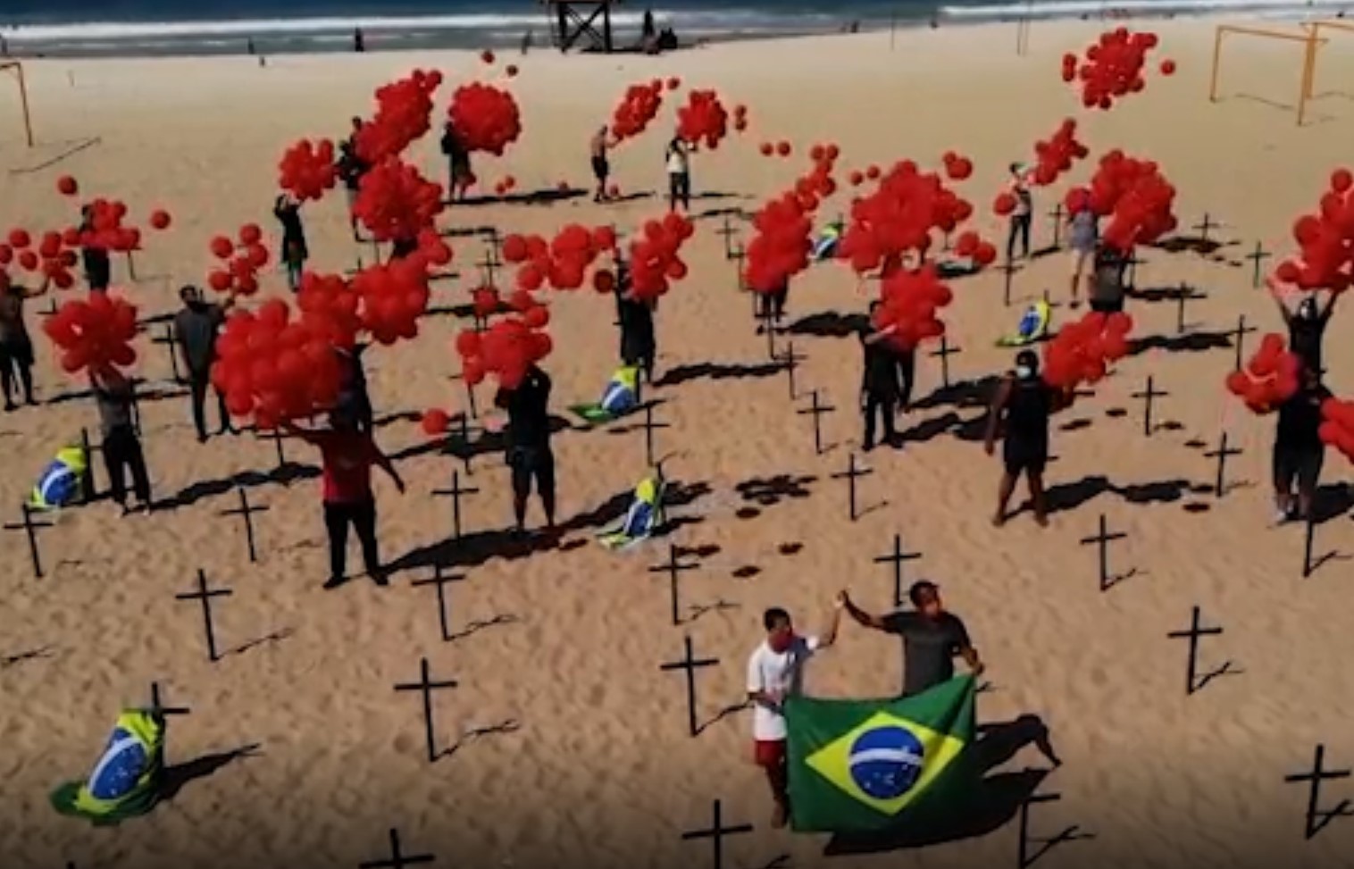 Protest inedit pe o plajă din Brazilia. Motivul pentru care 1000 de baloane roşii au fost înălţate