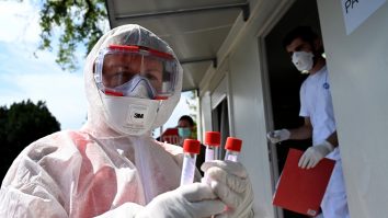 Teste puţine, dar multe persoane infectate cu noul coronavirus. De ce apare acest fenomen peste weekend?