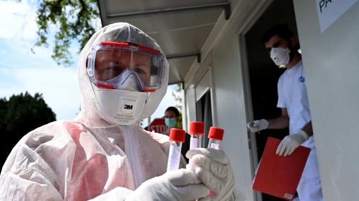 Teste puţine, dar multe persoane infectate cu noul coronavirus. De ce apare acest fenomen peste weekend?