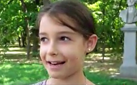 Copilărie pe timp de pandemie. Sara stă tot departe de locul de joacă, însă puţini copii fac ca ea