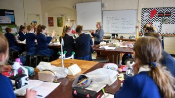 De azi, profesorii condamnaţi penal pentru infracţiuni contra elevilor nu mai pot preda