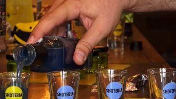 Dacă nu te duci pe litoral, vine el la tine: shot după shot chiar la tine în sufragerie