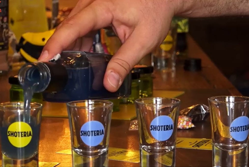 Dacă nu te duci pe litoral, vine el la tine: shot după shot chiar la tine în sufragerie