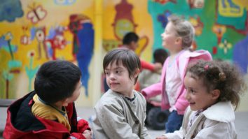 Educația în vreme de Covid pentru copiii cu dizabilități. Cum se adaptează la școala online