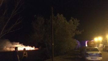 O terasă de pe plaja din Constanța a fost distrusă de un incendiu